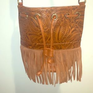 crossbody w 3 inside pockets (1 zip) +1outside